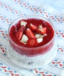 Овсяная каша из холодильника с клубничным муссом
